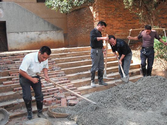 印塘中学教职工节假日美化校园.JPG 印塘中学教职工节假日美化校园.JPG